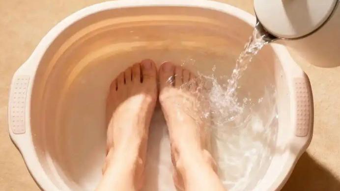 冬天这3个常见“保暖习惯”，悄悄加重静脉曲张，很多人还在做