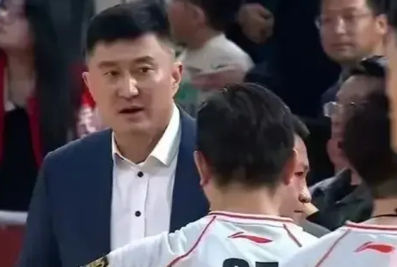 不出意外！这5大名哨将无缘CBA季后赛执法名单。

1.段铸--国际级裁判

2
