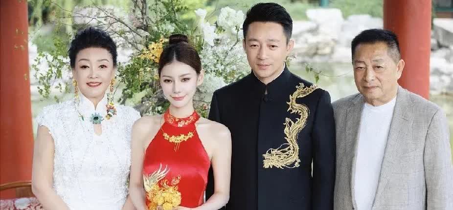 我说汪小菲为啥和张兰长得不像呢
原来汪小菲长得像他爸爸啊[呲牙]
话说父子俩
