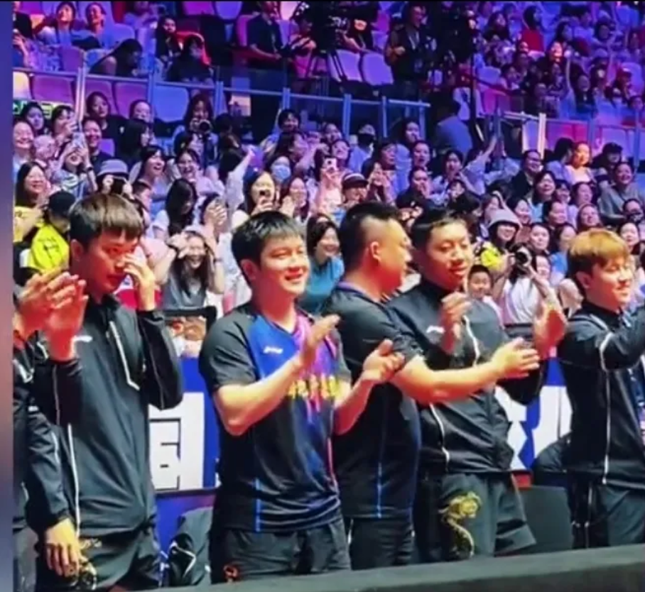 东哥为赵子豪鼓掌

今天是乒超第一天比赛，赵子豪战胜林诗栋比东哥自己战胜林诗栋还