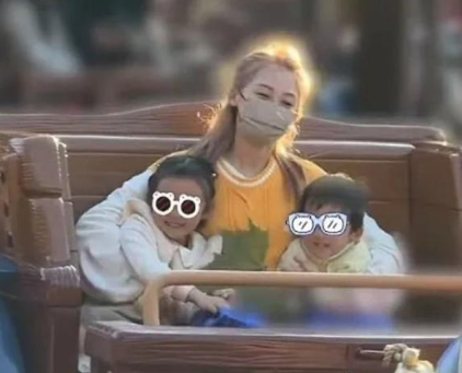 苗苗一家四口去迪士尼乐园，3岁二胎儿子笑起来和郑恺一模一样，5岁安娜和弟弟一起坐