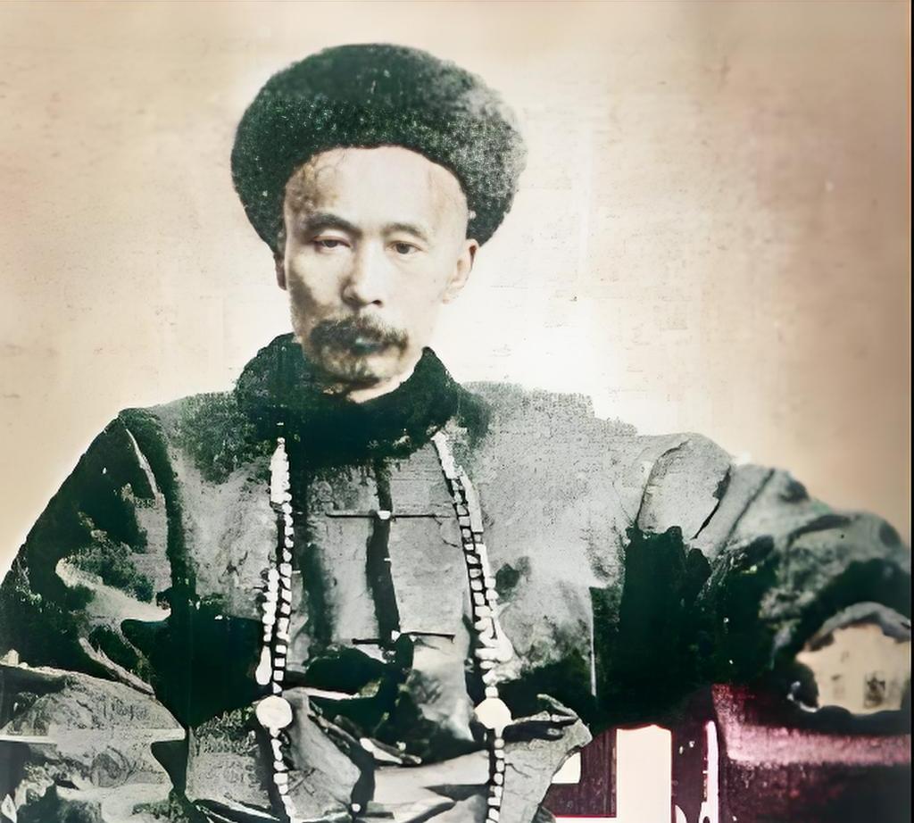 1859年，咸丰皇帝下旨将左宗棠斩首示众，左宗棠连夜找到湖北巡抚胡林翼求助，胡林