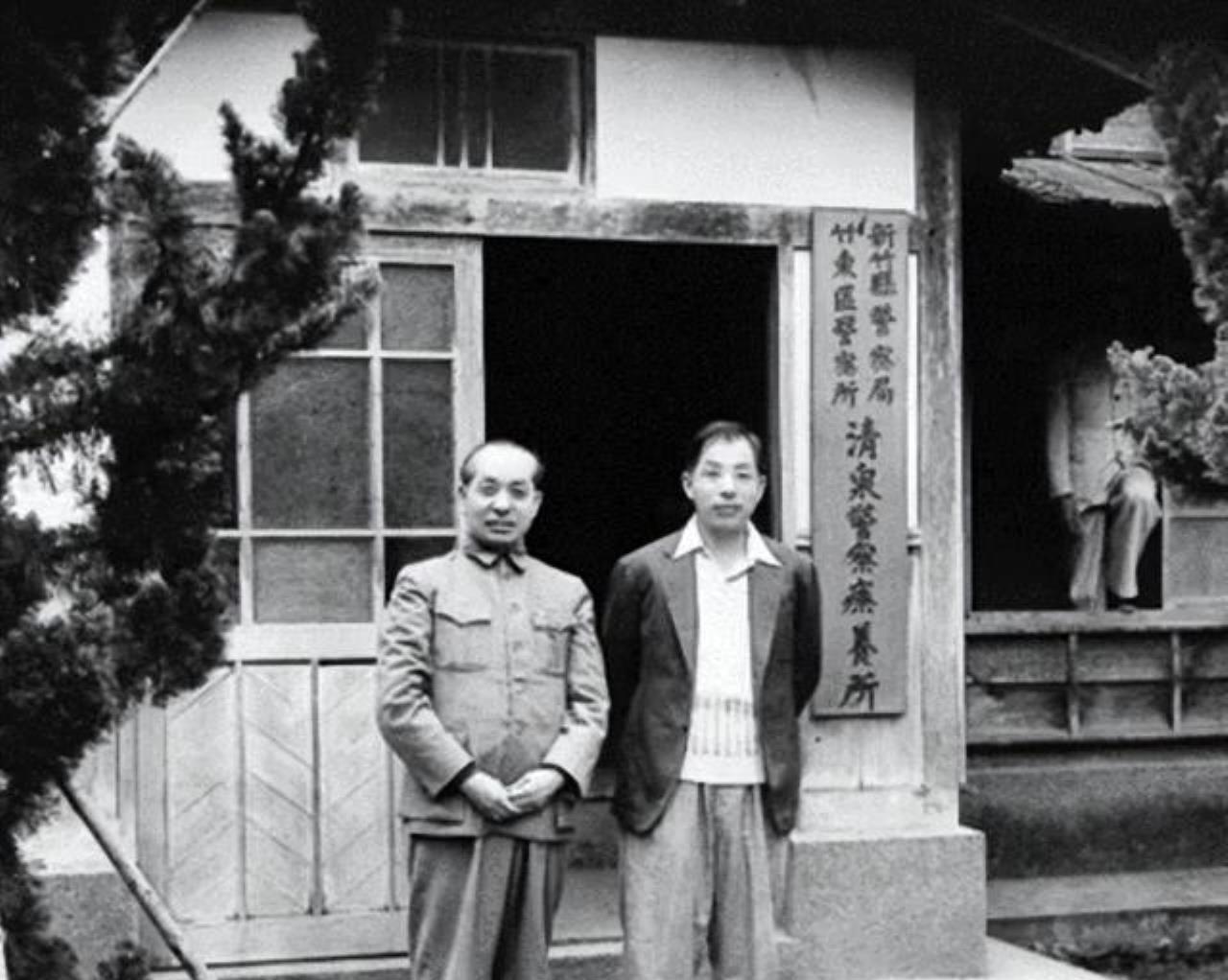 张学良被软禁，看管他的刘乙光，十年升少将。



“西安事变”后，张学良主动护送
