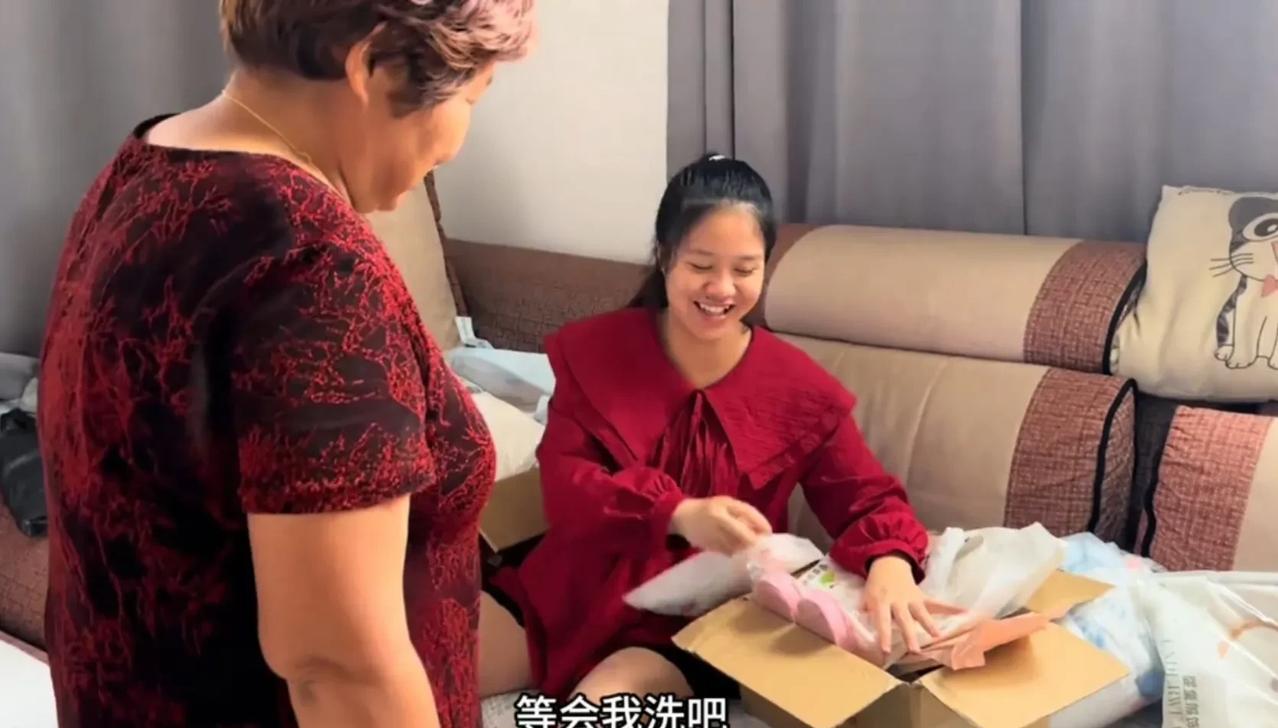 马上38周了，莎莎的肚子还没动静。
这一天，哈哈精心为莎莎购置的月子包到货了。