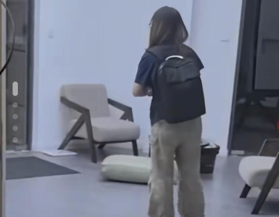 女子因为跛脚问题入职当天，被得力辞退事件最新后续来了！
得力总裁办主任邀请女子面