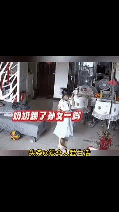 这个视频让多少妈妈身同感受，五味杂陈
乖巧的女儿一人站在那里好好的，却被走过来的