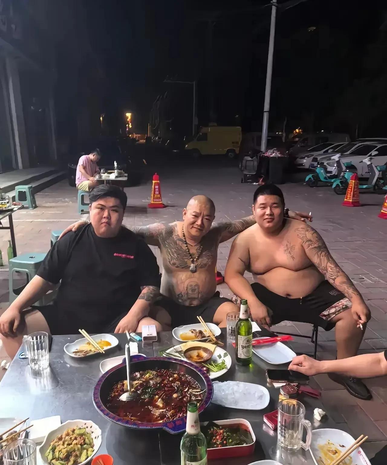 那些说他们打架不行的，都有点小瞧他们了。普通人在这种体格的壮汉面前，真的顶不住。