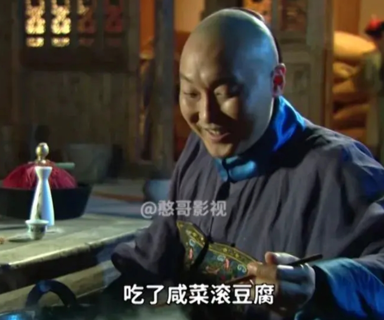 电视剧“天下粮仓”里的王县令，作为一个县的一把手，晚上在一线辛苦的加班，叮嘱下属