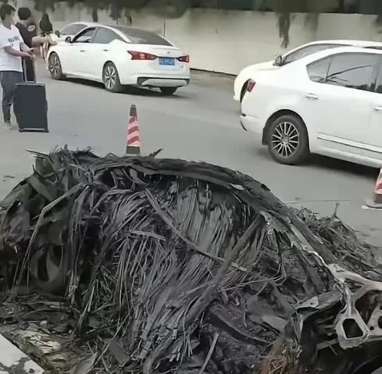 瞧了一眼那辆被火烧得面目全非的车，终于搞懂啥叫碳纤维了。

原来那些所谓的高