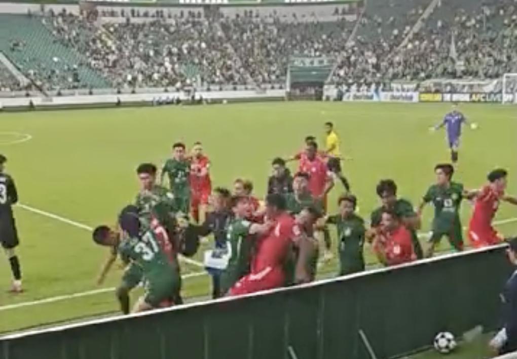 中超球队亚冠再出闹剧！北京国安替补阵容2-2战平越南河内公安队，比赛末段双方场边