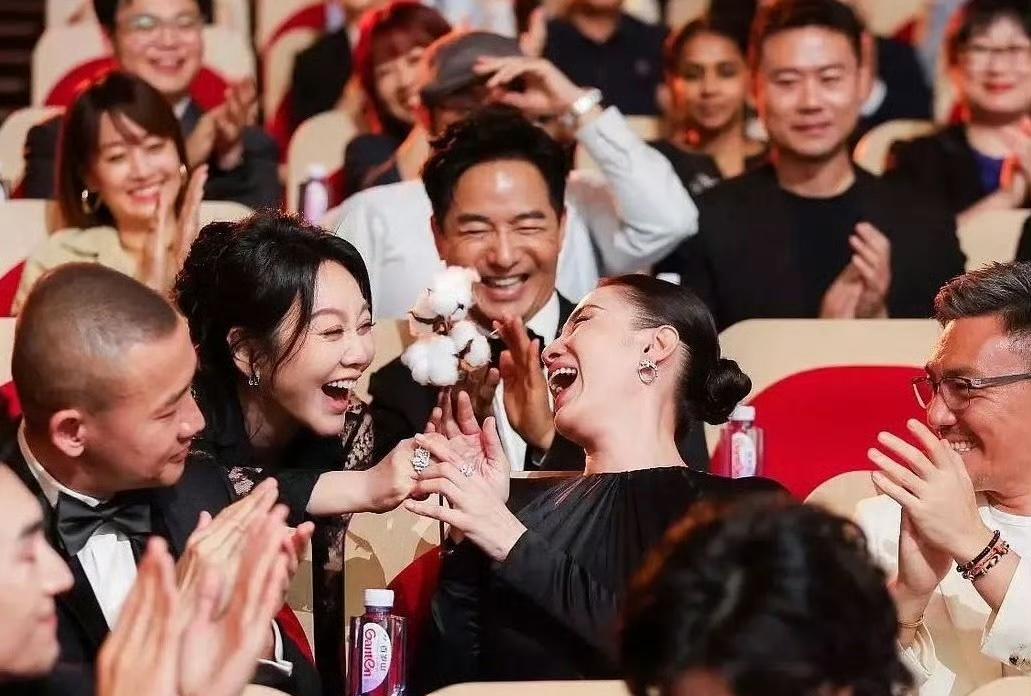 宋佳二封视后，我不意外
蒋欣获最佳女配，我也不奇怪
让我没想到的是，闫妮居然
送