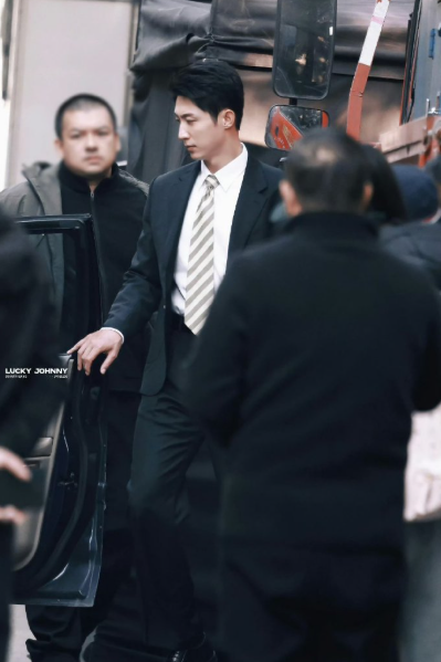 谁被黄景瑜西装daddy美晕了！利落剪裁衬出超绝比例，硬朗五官配低沉气场，成熟魅