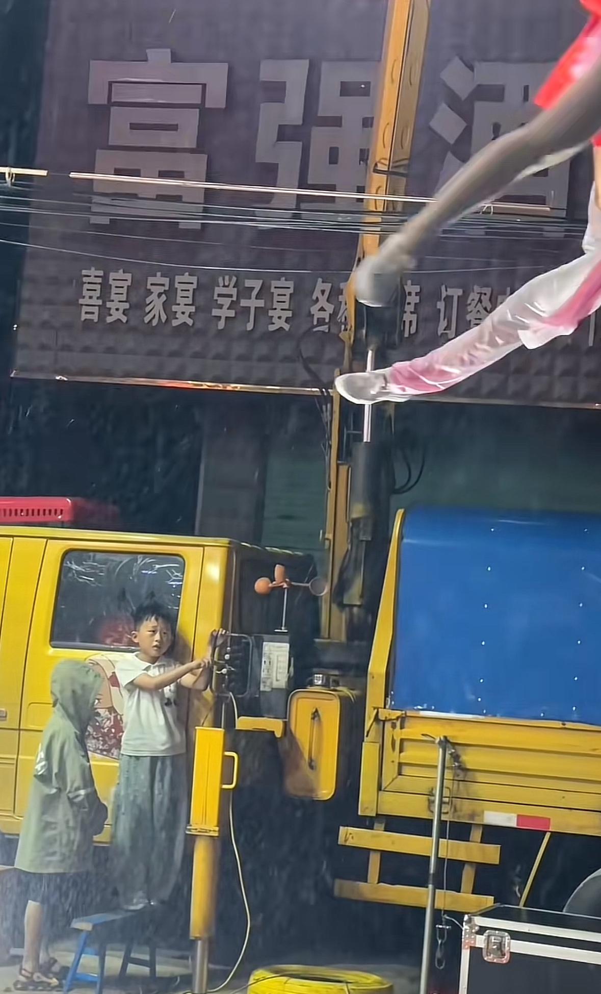泪目！阜阳六岁男孩雨中坚守，只为父母安全表演！



这场雨，将阜阳街头的一幕定