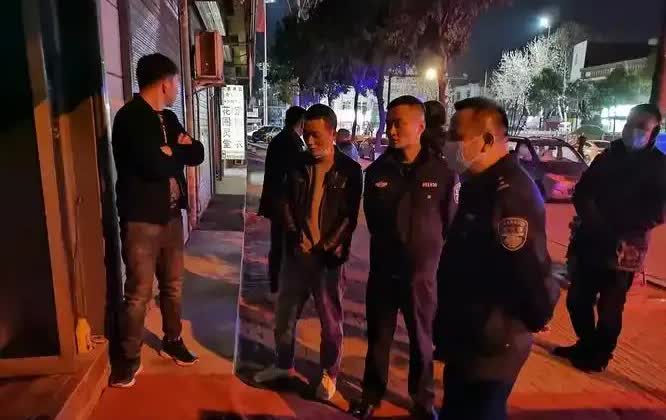 江苏女子深夜因电动车“车位”在邻居家门口激烈争吵。她认定长期停放的位置归自己，邻