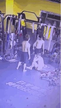 无氧训练也不是这么练的啊，这要是旁边没人不得凉凉了啊[捂脸]