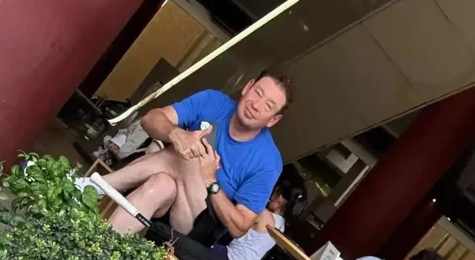 球迷在上海商场偶遇上海申花主教练斯卢茨基，俄帅面带倦容强露微笑与刚刚来上海时比像