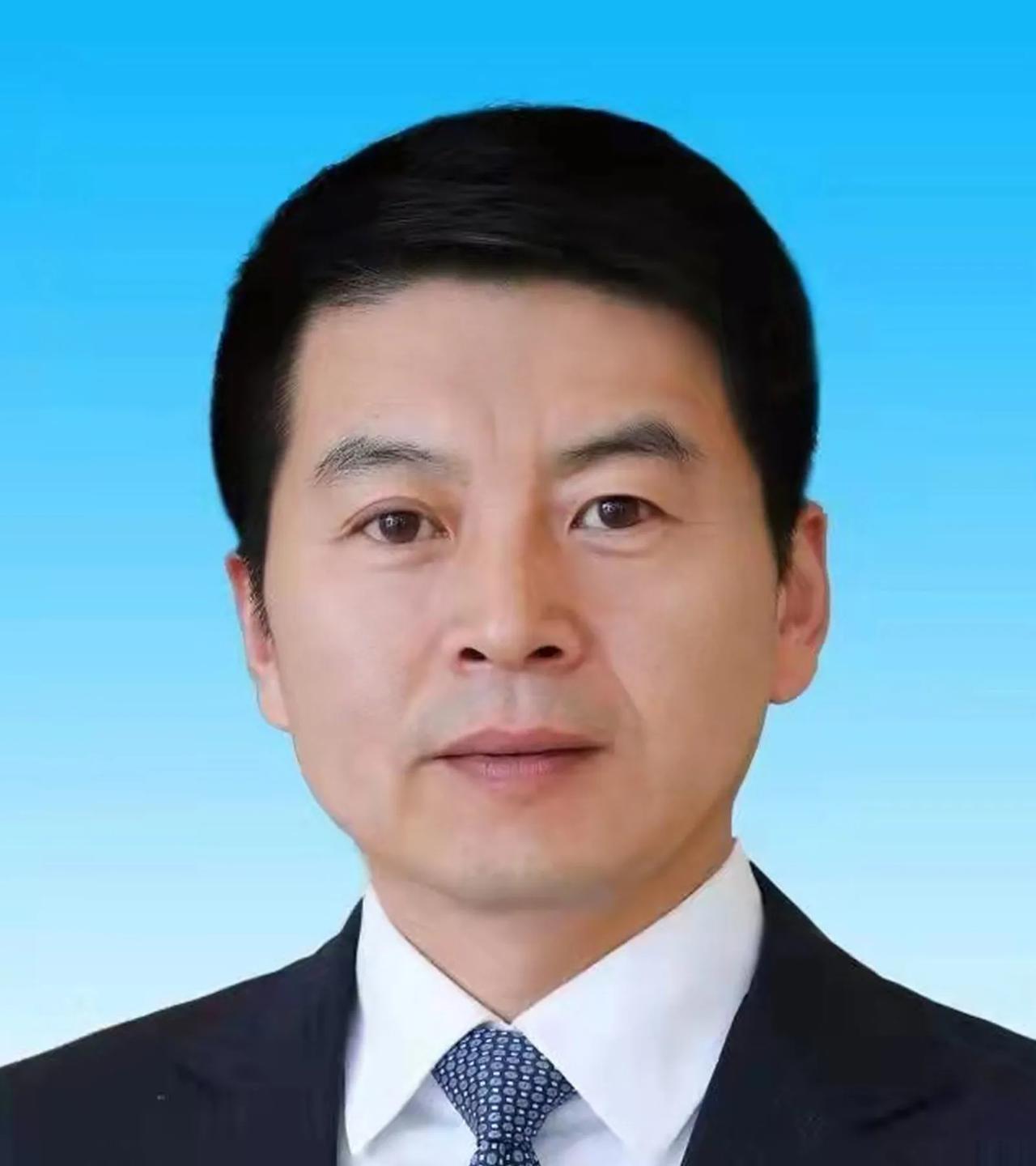 #国家铁路局局长费东斌被查# 这是查出的又一个在职大老虎！费东斌不仅是一个部级干