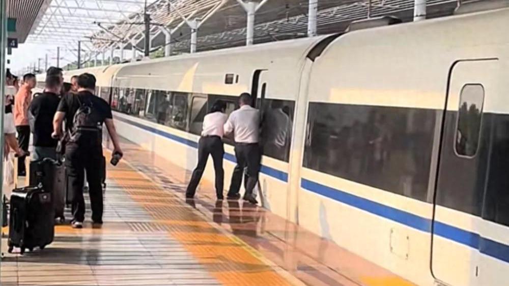 女子上错高铁用身体挡门？官方紧急提醒