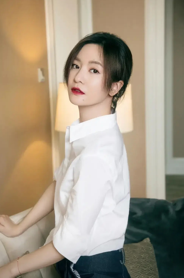 靠《浪姐6》意外翻红的李晟，原来在她无戏可拍的时候也做了很多事情的，比如给她妈妈