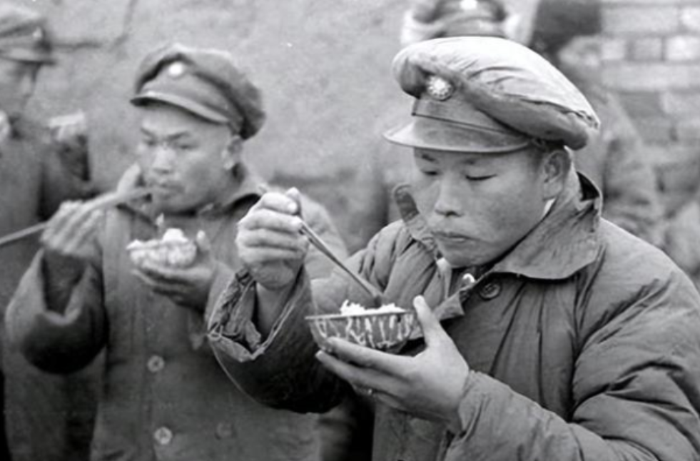 1948年，有一个国民党士兵饿的实在受不了了，跑到了解放军阵地，竟然背回一袋子馒
