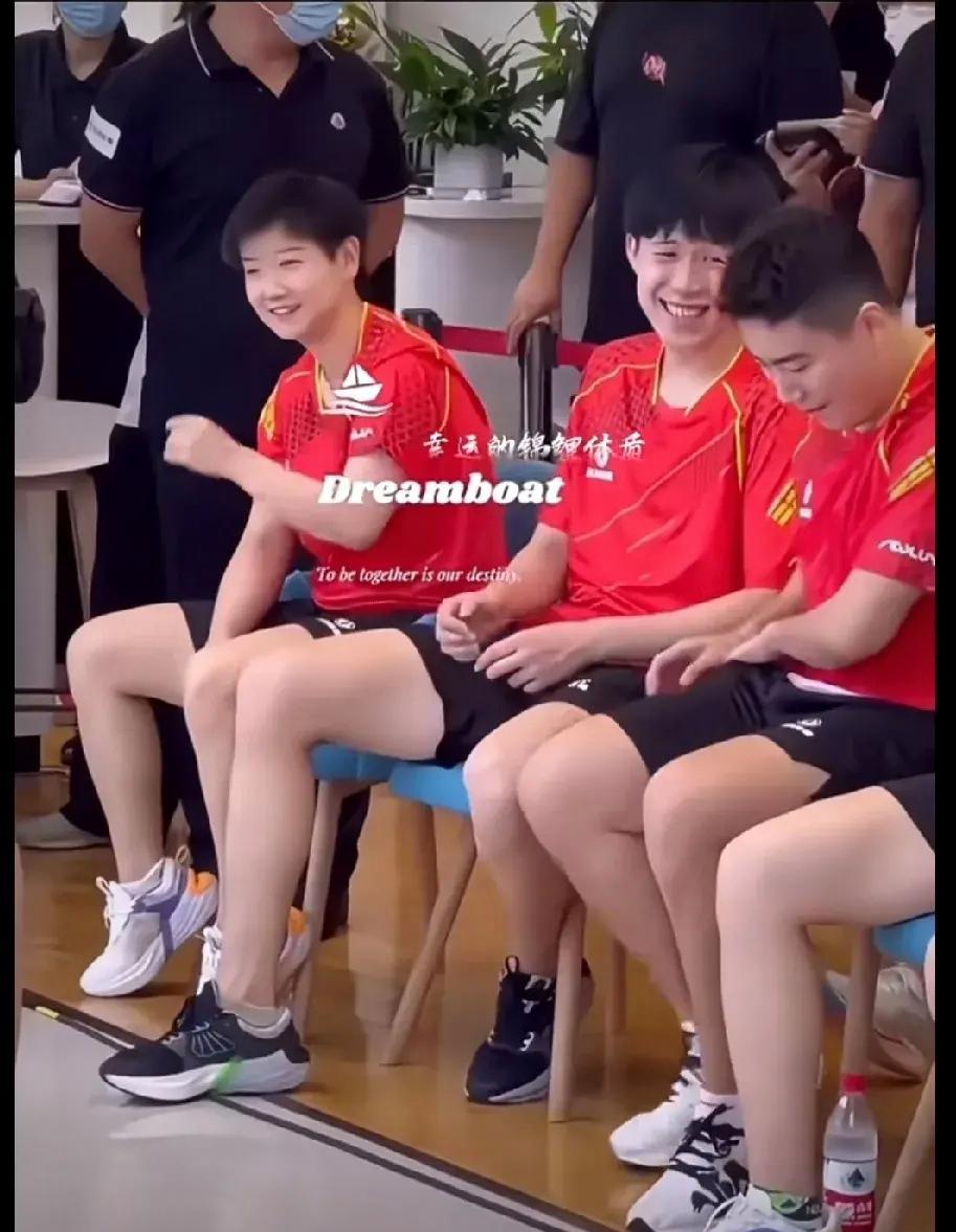 
刷视频撞见孙颖莎、王楚钦、梁靖崑同框！三人一身红队服并肩而坐。莎莎笑眼弯弯，