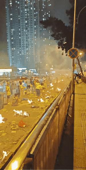 每年几次祭祀日，烧纸给人行道和道路上烧的一个个大黑点，这不是文明城市的做法。
社