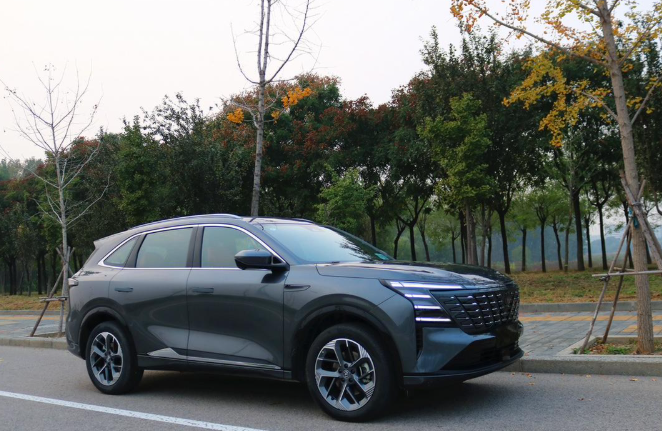 初次试驾CS75PLUS到驾驶感受
外观
先说说外观，我们一眼就能看出，这款车的