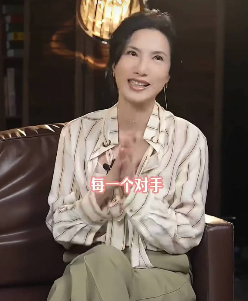 59岁关秀媚说：和吴彦祖拍吻戏，我的确退不出来