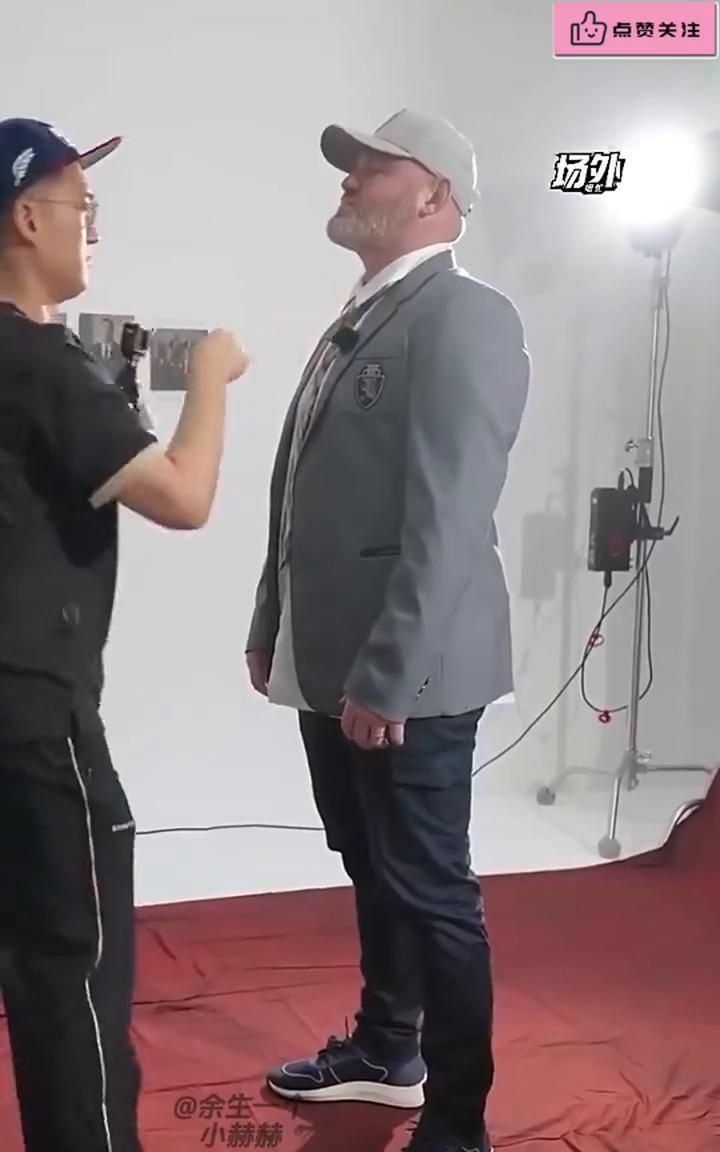场外小猪手里拿的是什么？是在发红包吗？