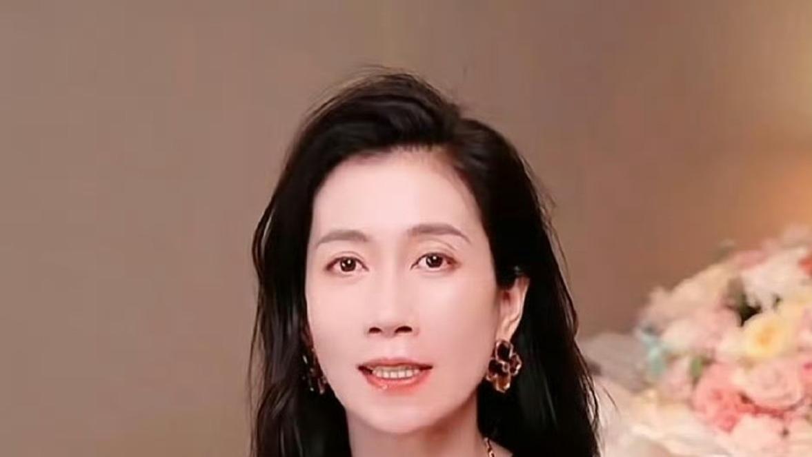 温峥嵘“分身术”现身直播间，网友：这波操作比剧本还离谱！