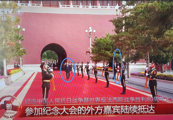 白俄罗斯总统小儿子尼古拉，不愿跟父亲走端门红毯，拐弯走到旁边的林荫小路。

十年