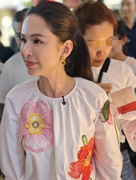 不是，李若彤真人照这么强？脸嫩得像20岁小姑娘。