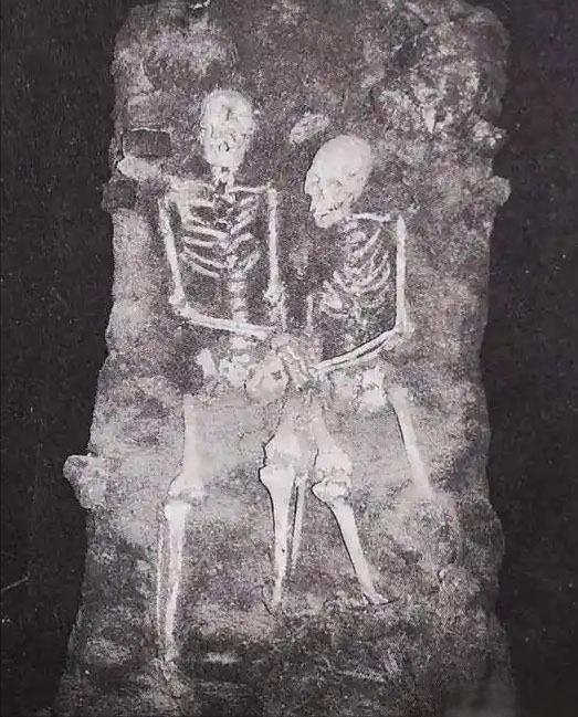 1997年，长春一处工地上挖出两具尸骨，让在场的人吃惊的是，两具尸骨紧紧依偎在一