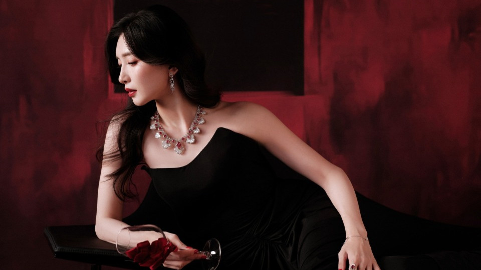 红与黑的极致诱惑：江疏影高贵神秘，姿态优雅，气场全开！