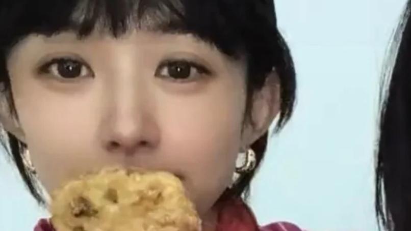 赵丽颖与好友相聚合照：齐刘海新发型好乖巧，红衣棒球帽显活泼