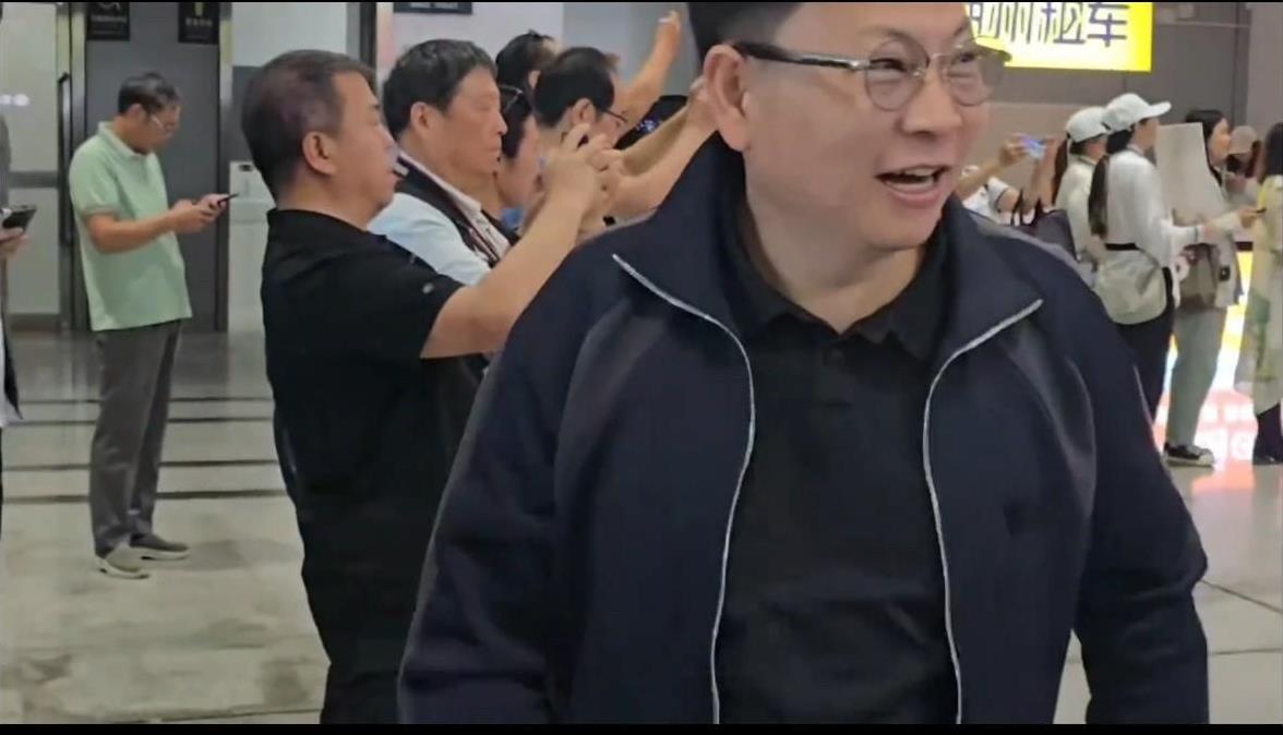 网友在锡林郭勒机场偶遇华为余承东，笑着和粉丝打招呼，原来余总来内蒙古大草原了。