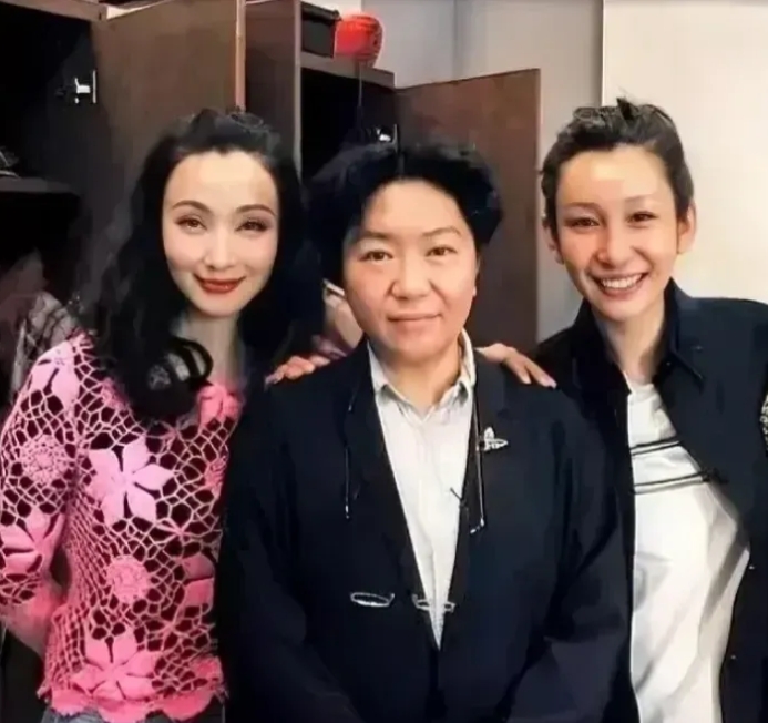 左边的是小陶虹，右边的是秦海璐，一个比一个漂亮，一个比一个有气质。而中间的是谁？