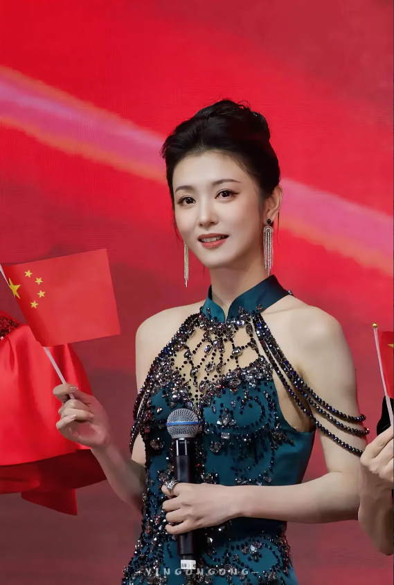 李云霄，168cm，一张国泰民安的脸，她的美不能用言语表达了！