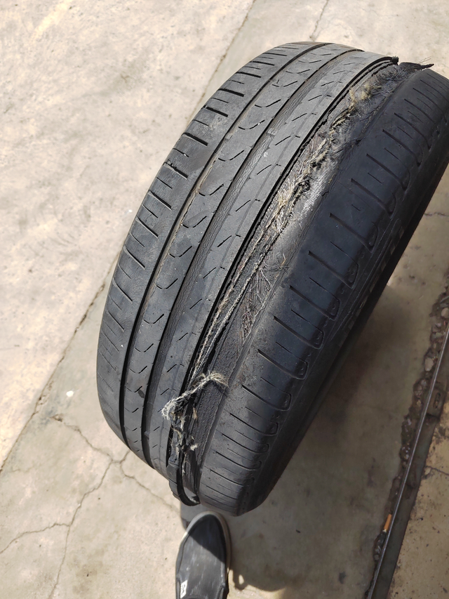 高速上右后轮胎把这个线打断了
有没有大神知道这是什么线？
从外观和行车电脑显示来