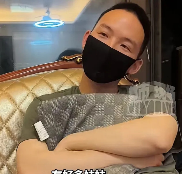 谢浩男认亲不忘学业











我滴个乖乖！豪门认亲，这可是妥妥的偶像