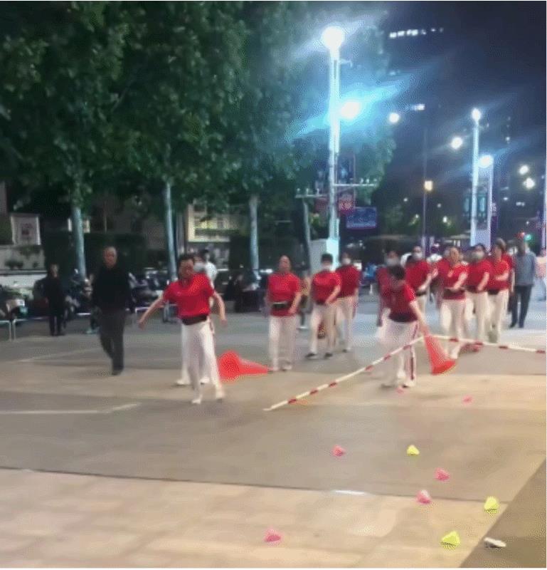 人们为什么不喜欢暴走团，就是移动扰民毒瘤，到了喊打程度。
邻居阿姨曾跟着朋友走了