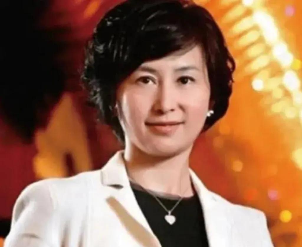何超琼因家庭压力与许晋亨结婚，心中却放不下陈百强，导致陈百强不幸去世，她后悔不已