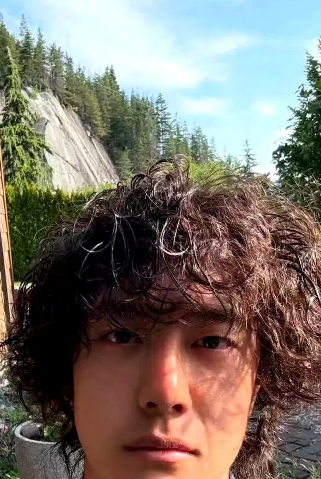 王一博没怎么晒黑，没胖没瘦，挺好的。
晒得有点红，嘴唇有点干，户外运动要多带点