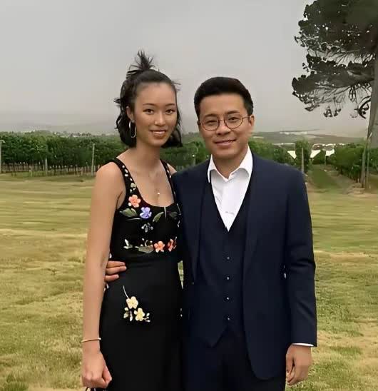 霍启仁结婚了，妻子身材高挑，穿平跟鞋都比他高，曾经是一名模特，看来，豪门子弟都喜