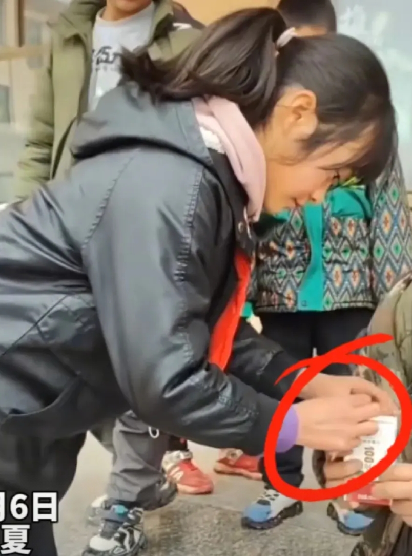 胡雷听到这个消息，崩溃了！

那个被他资助的女孩，她走了！也是唯一一个主动上前跟