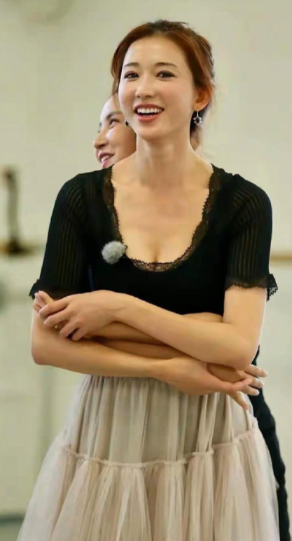 林志玲跳舞状态绝了，50岁还这么棒，真叫人羡慕。 ​​​