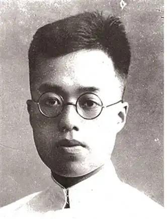 1934年冬天，陈寿昌站在龙门山脚下，眼前只剩下四百来号人，个个衣衫破旧，枪也快