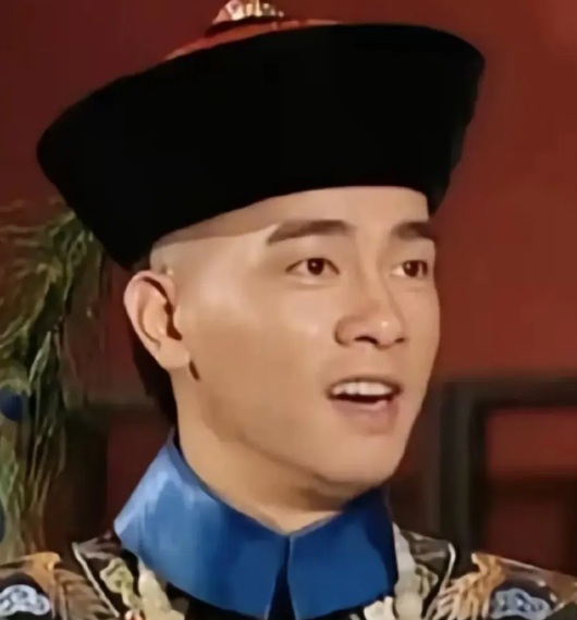 神龙教的教主夫人为何要主动嫁给韦小宝？

看看韦小宝的官职，你就了解了

一等公