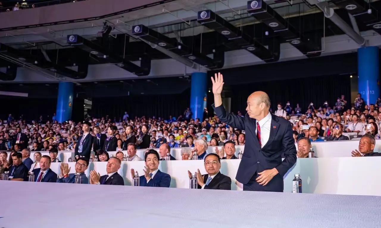 韩国瑜只有殊死一搏！
7月24日晚，韩国瑜发文称：沉默就是退让！明晚，公道、正道