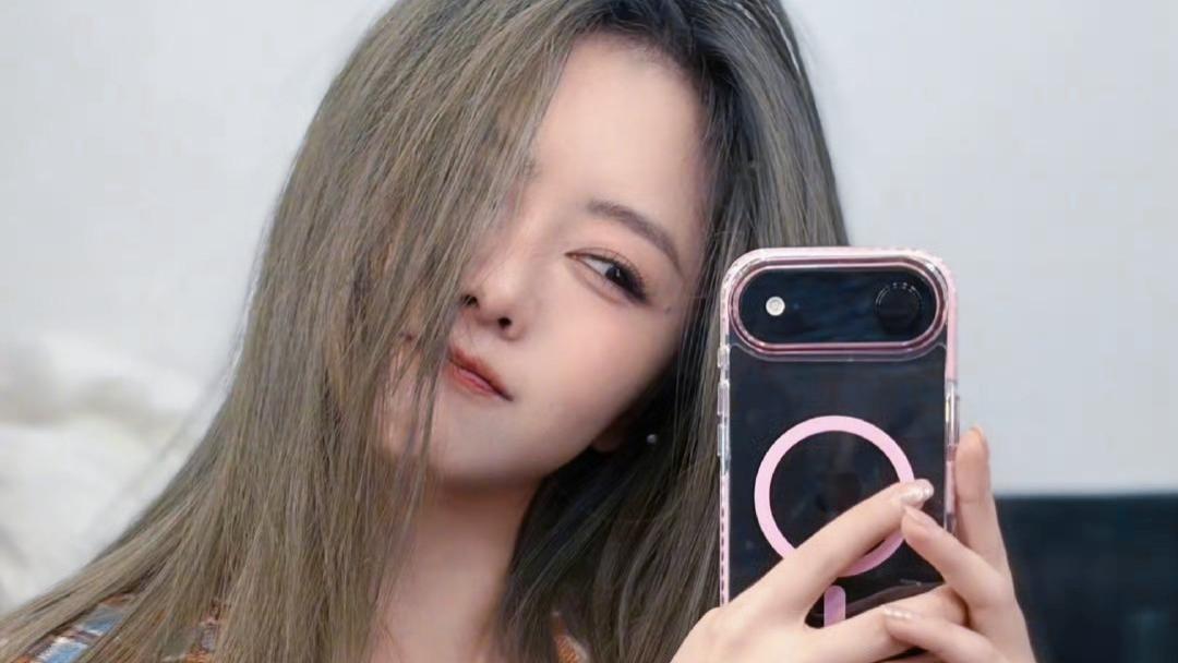 谭松韵白金色新造型引热议：八次漂染挑战金发，为何粉丝齐呼“求放过”？